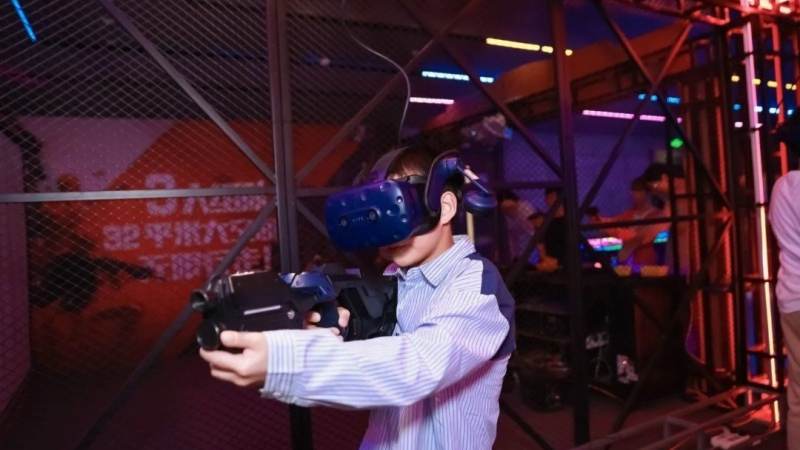 VR头显佩戴舒适度调整技巧：头带面罩配重与瞳距设置